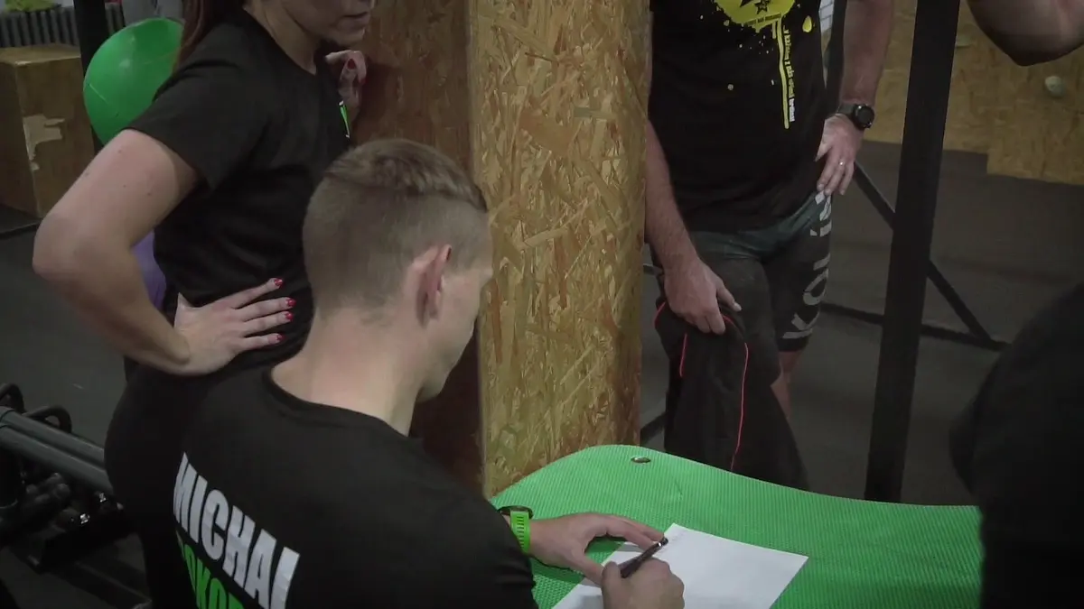 Trenér a účastníci při společném tréninku TG